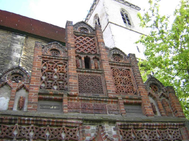 Staffelgiebel über dem Eingangsportal (1487)