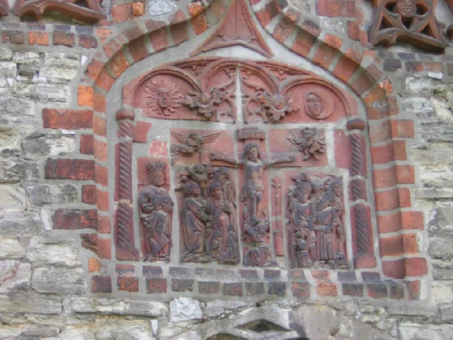 Kreuzigungsrelief über der Mitte des Portals
